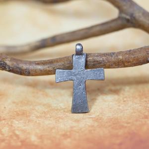 Amulet Křížek z Mikulčic - cínový velkomoravský křížek 2