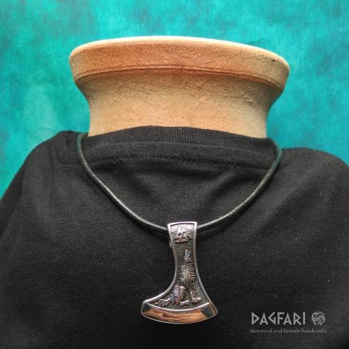 Přívěsek ODINOVI POMOCNÍCI - sekera s vlkem a krkavcem a valknut