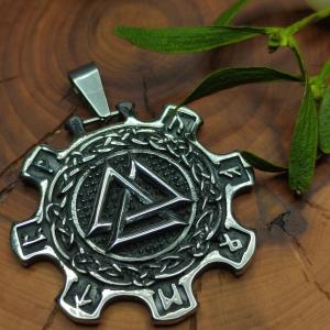 VIKING WARRIOR - Runen, Valknut und Triskel, doppelseitiges Amulett aus Stahl