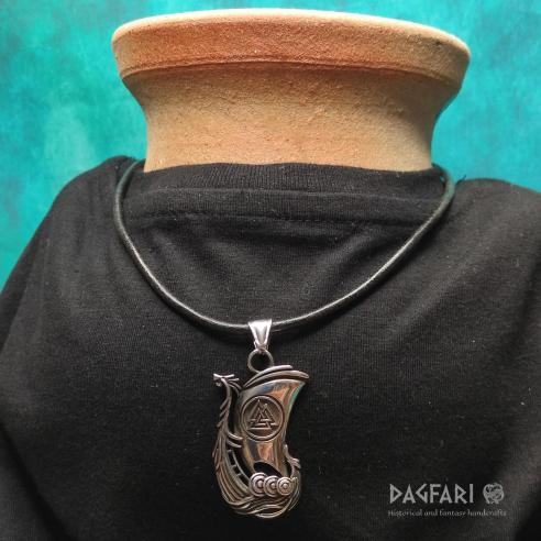 VIKING DRAKKAR - Wikingerschiff, segelt mit Odins Symbol Valknut