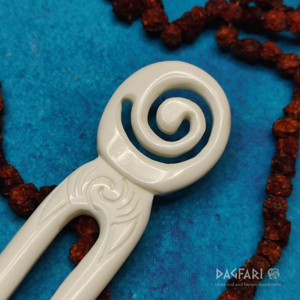 MALVÍNA Polished bone hair pin with spiral