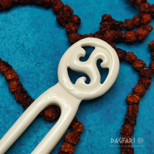 TRISKELION Hair pin with two spikes