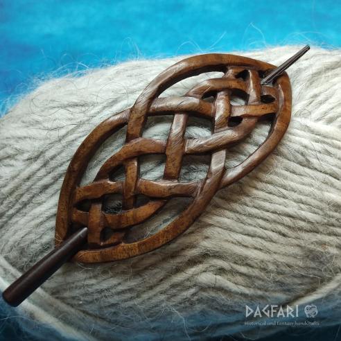 UNA Gewölbte D-Haarnadel aus Holz, mit Nadel durch den Dutt