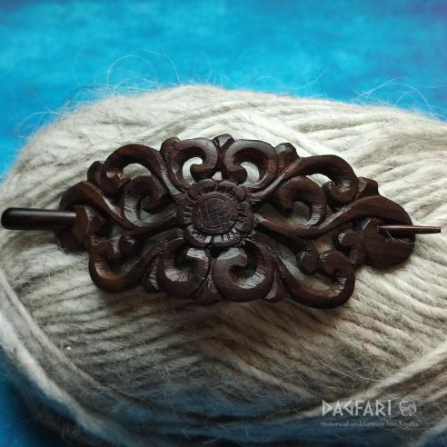 RÓS Gewölbte D-Haarnadel aus Holz, mit Nadel durch den Dutt