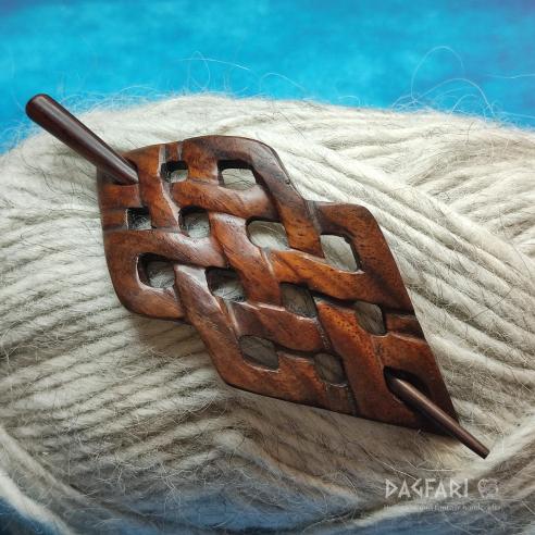 RÓNAN Gewölbte D-Haarnadel aus Holz, mit Nadel durch den Dutt