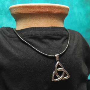 SHANA Keltský symbol TRIQUETRA, čistá, elegantní 2