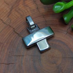 Moderní KŘÍŽ z chirurgické oceli, rovnoramenný, 3D efekt