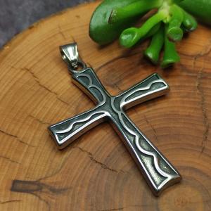 Velký leštěný kříž, zdobený vlnovkou, chirurgická ocel