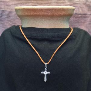 Malý křížek s broušeným kamínkem 2