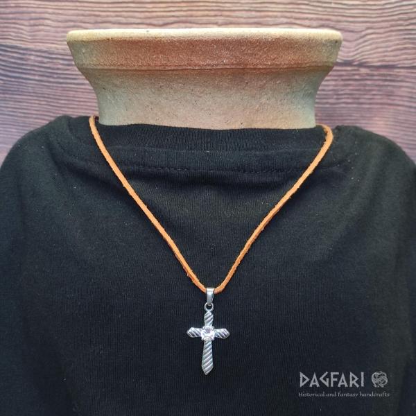 Schönes modernes Design Kreuz mit klarem Kristall