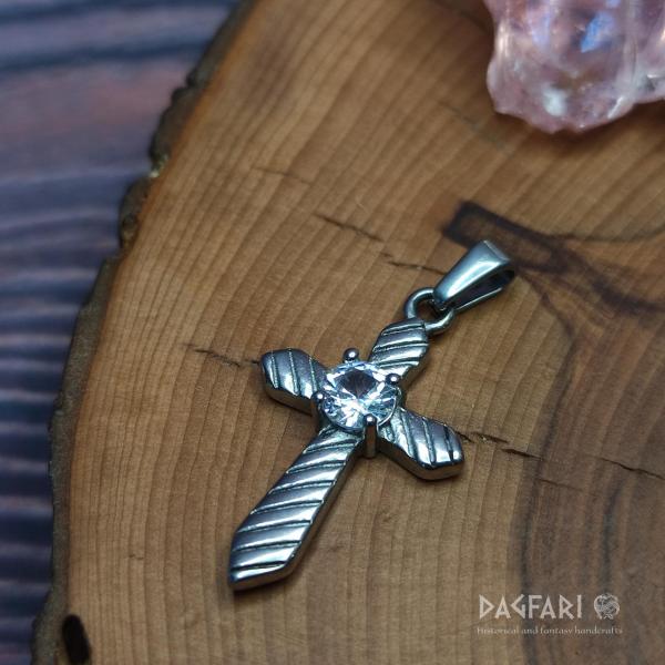 Schönes modernes Design Kreuz mit klarem Kristall