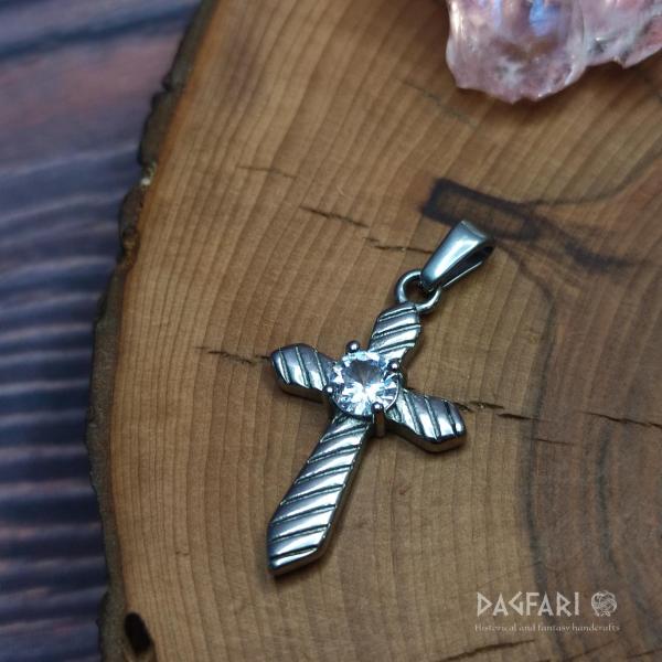 Schönes modernes Design Kreuz mit klarem Kristall