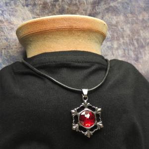 Gothic VAMPIRE MEDAILON Anhänger mit einem blutigen Geheimnis 2