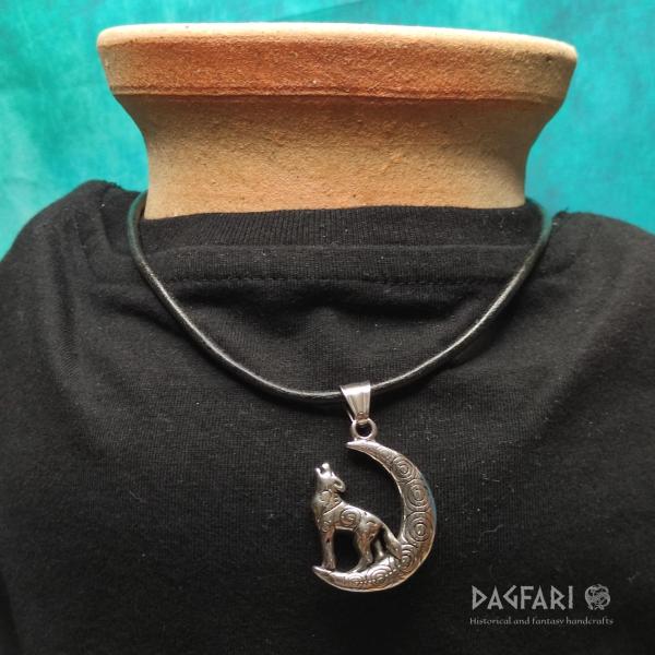 WOLF AND MOON - heulender Wolf mit Spiralen verziert