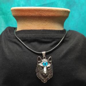 VLČÍ MOUDROST - Přívěsek s vlkem, Modré třetí oko, nerezová ocel 2