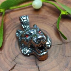 Přívěsek VLKODLAK - ocelová noční šelma, rudé oči 2