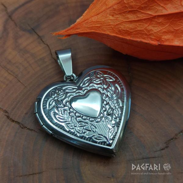 ♡ ROMANTIC HEART - Opening medallion for photo