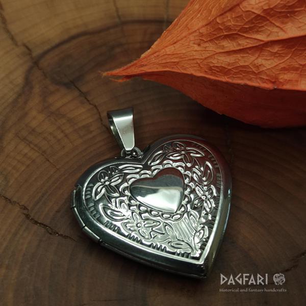 ♡ ROMANTIC HEART - Opening medallion for photo