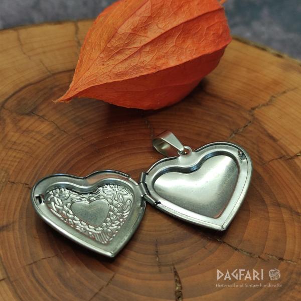 ♡ ROMANTIC HEART - Opening medallion for photo