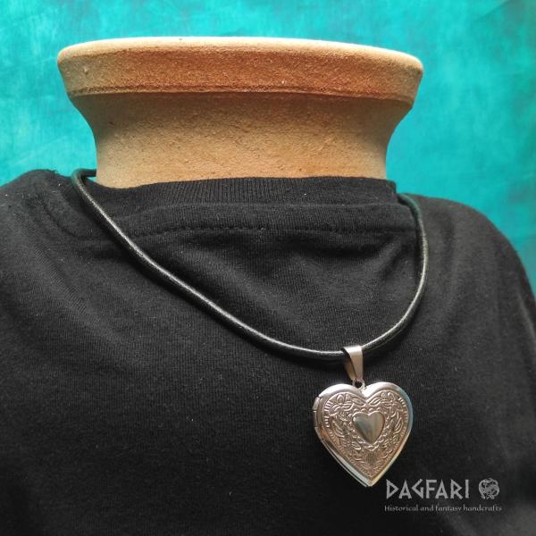 ♡ ROMANTIC HEART - Opening medallion for photo