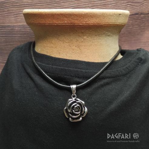 SCHWARZE ROSE Susanne - schön und gefährlich