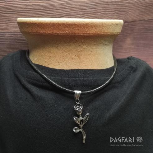 OCELOVÁ ČERNÁ RŮŽE - trpělivá, krásná i nebezpečná