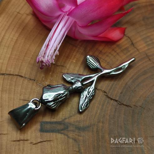 OCELOVÁ ČERNÁ RŮŽE - trpělivá, krásná i nebezpečná