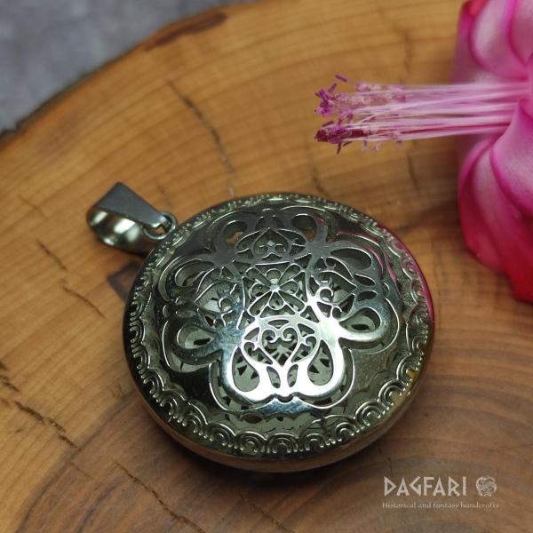 Dutý prořezávaný MEDAILON v gotickém stylu, s motivem čtyřlísku