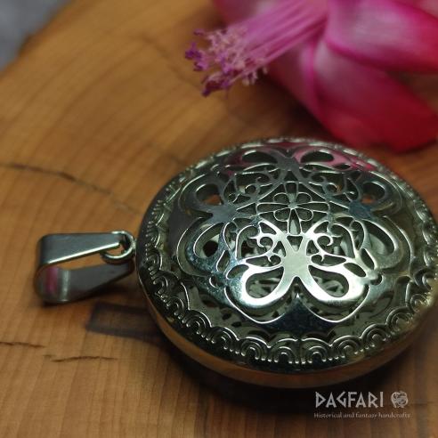 Dutý prořezávaný MEDAILON v gotickém stylu, s motivem čtyřlísku