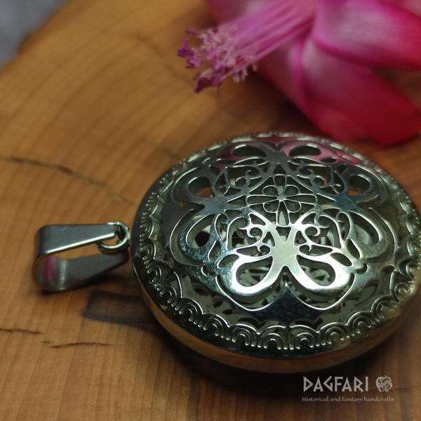 Dutý prořezávaný MEDAILON v gotickém stylu, s motivem čtyřlísku