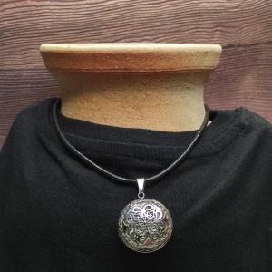 Hollow carved MEDAILON in gothic style, with quatrefoil motif 2