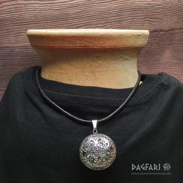 Dutý prořezávaný MEDAILON v gotickém stylu, s motivem čtyřlísku