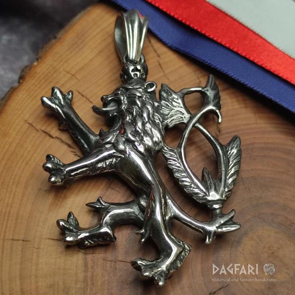 Hrdý ČESKÝ LEV - dvouocasý znak české státnosti