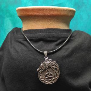 DRAK a trikvetra střeží celistvost světa, medailon z oceli 2