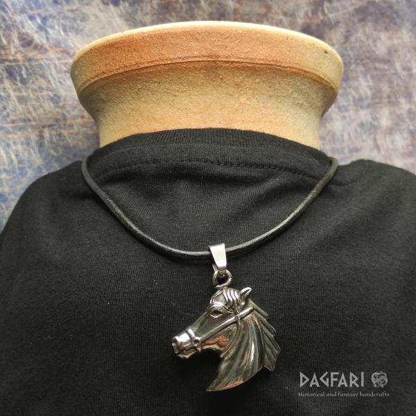 Kůň MUSTANG - hlava koně s uzdou, přívěsek z nerezové oceli